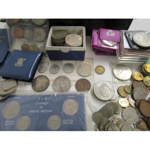 331 - Mixed British and foreign coins to include various Crowns including 1890, 1892, 1935 (x2) and Georgi... 