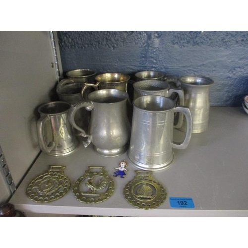 192 - A quantity of tankards to include pewter, together with three horse brasses and a pendant in the for... 