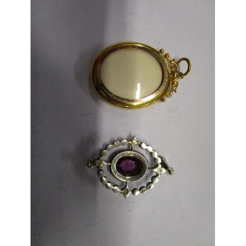 217 - A mixed lot to include a miniature in a 9ct gold frame, a silver stone set pendant and a Continental... 