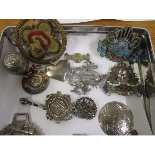 263 - Military related items to include cap badges, a swagger stick handle, jewellery, a Scottish brooch a... 