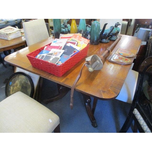 286 - A William IV mahogany breakfast table having a turned column and a quatrefoil base 28 1/2