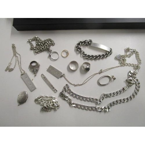 337 - A selection of silver jewellery to include an agate set ring, a silver gilt and diamond set ring, a ... 