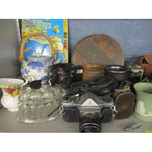 220 - A quantity of mid to late 20th cameras to include Pentax, Figica, Kodak and box Brownies, together w... 