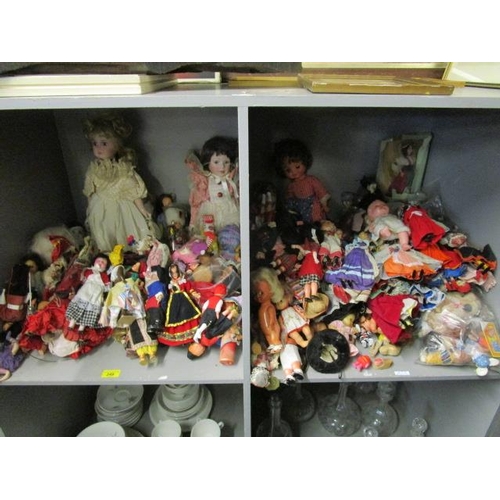 249 - A selection of souvenir dolls, 1980s collectors dolls, Sweetheart dolls and others