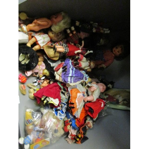 249 - A selection of souvenir dolls, 1980s collectors dolls, Sweetheart dolls and others