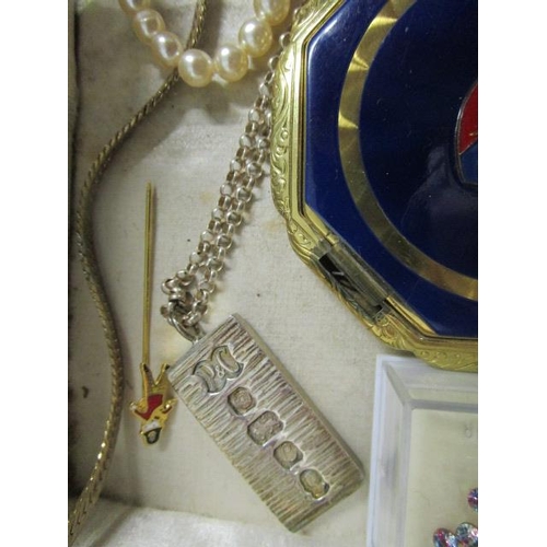 253 - A quantity of costume jewellery to include a silver ingot pendant on chain