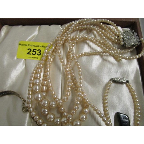 253 - A quantity of costume jewellery to include a silver ingot pendant on chain