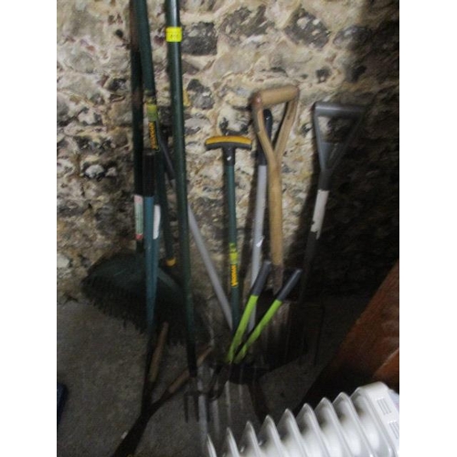 416 - A selection of garden tools to include a spade, a rake and others