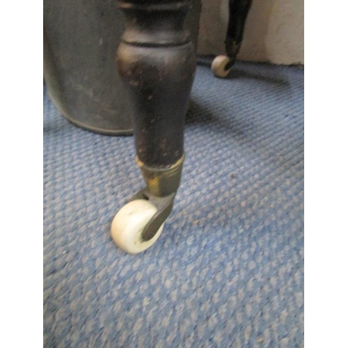 316 - A Victorian mahogany drop leaf table on turned legs