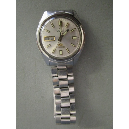 11 - Seiko 5 automatic 21 jewel gents wristwatch with luminous bat markers and hands, date aperture at 3,... 