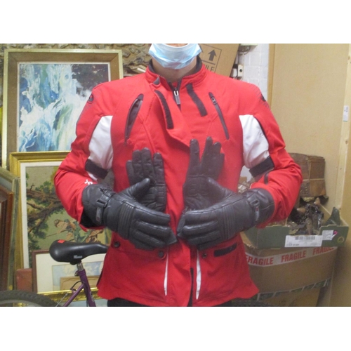 289 - A Held German D3XL motorbike jacket and two pairs of gloves
Location: RWF