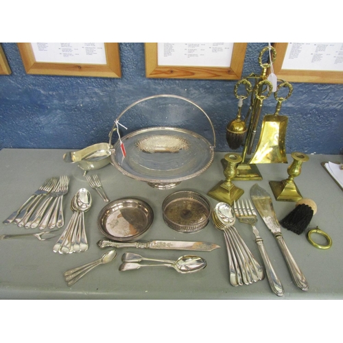 34 - Silver plate and brassware to include a cake basket, fish servers, flatware, a sauce boat and other ... 