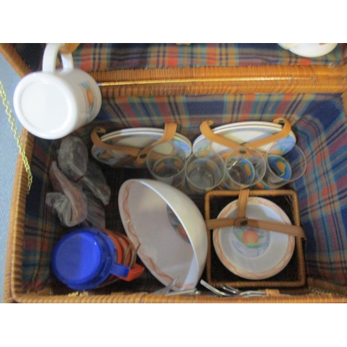 177 - A modern Robert Dyas picnic hamper and contents