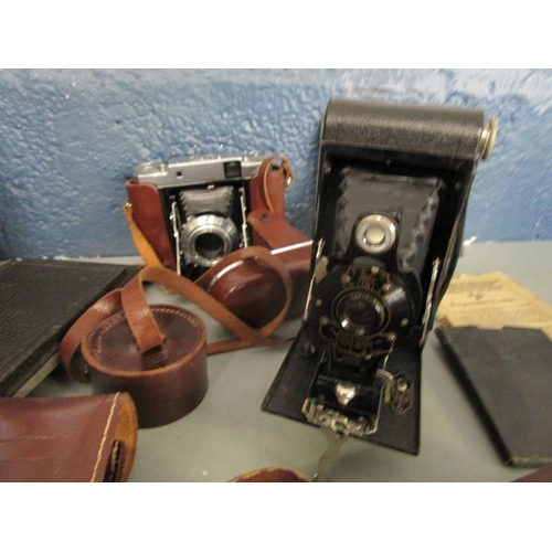 258 - A mixed lot of vintage cameras, light meters and accessories to include an Ihagee Exakta leather cas... 