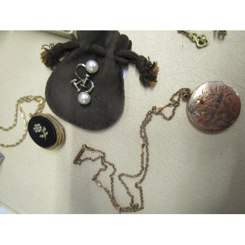 310 - A mixed lot of Victorian and later costume jewellery to include a 9ct gold Edwardian seed pearl bar ... 