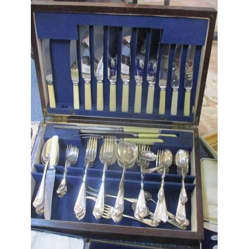 289 - A selection of cased silver plated cutlery to include a canteen of Mappin & Webb cutlery