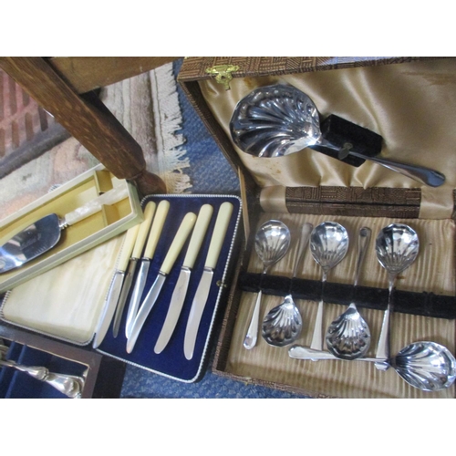 289 - A selection of cased silver plated cutlery to include a canteen of Mappin & Webb cutlery