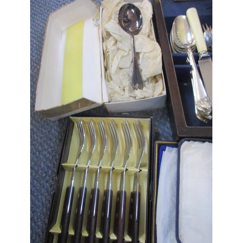 289 - A selection of cased silver plated cutlery to include a canteen of Mappin & Webb cutlery