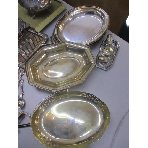 292 - A selection of silver plated items, together with a silver topped dressing table jar, white metal sp... 