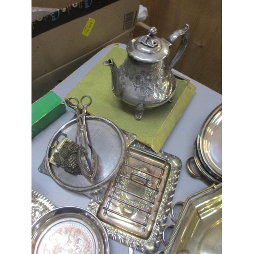 292 - A selection of silver plated items, together with a silver topped dressing table jar, white metal sp... 