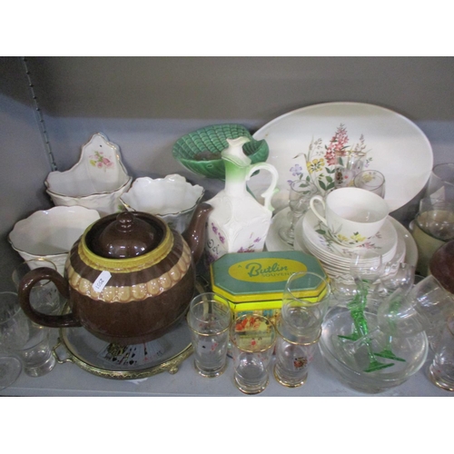 89 - A vintage lot comprising glassware and ceramics to include English garden teaware