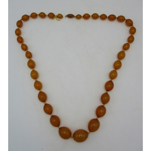 392 - A yellow Bakelite necklace with thirty five graduated beads and a screw clasp, 109g, 81.5cm l