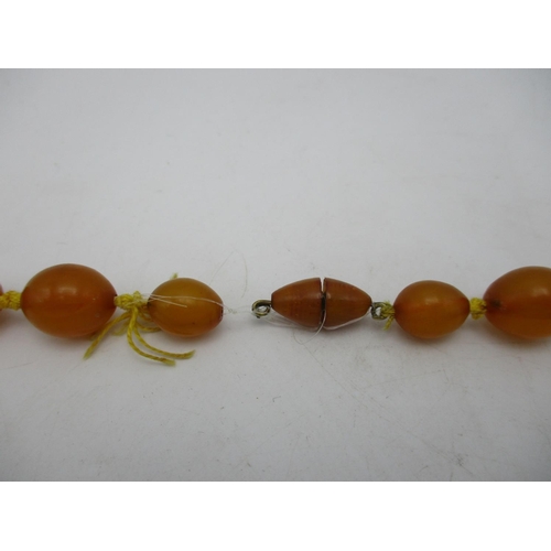 392 - A yellow Bakelite necklace with thirty five graduated beads and a screw clasp, 109g, 81.5cm l