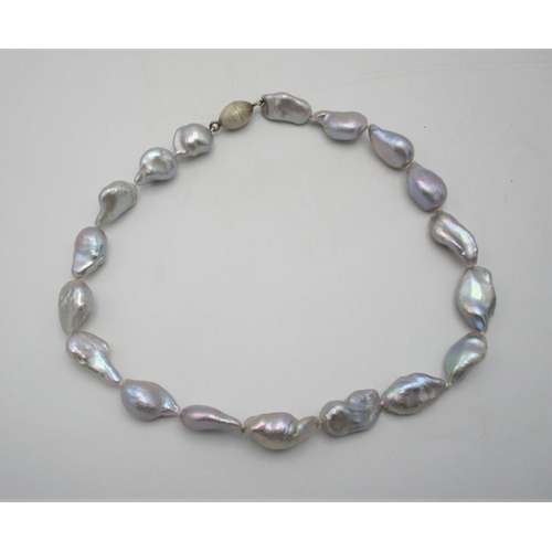 393 - A single strand baroque pearl necklace, with a white metal magnet clasp, 41 cm long