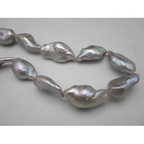 393 - A single strand baroque pearl necklace, with a white metal magnet clasp, 41 cm long