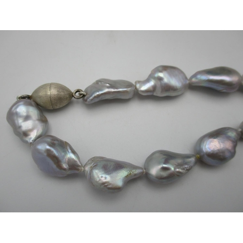 393 - A single strand baroque pearl necklace, with a white metal magnet clasp, 41 cm long