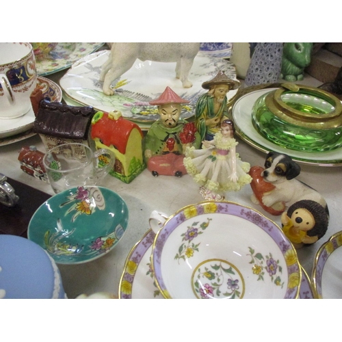 84 - Mixed Royal Winton to include Sweet Pea pedestal bon bon dishes, a Marguerite butter dish and cover ... 