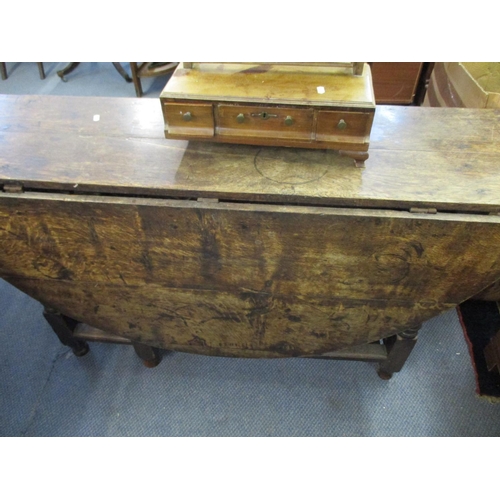 137 - A Georgian oak gate leg D-end dining table on turned legs 74 x 133.5 x 35cm (when unextended), 149cm... 