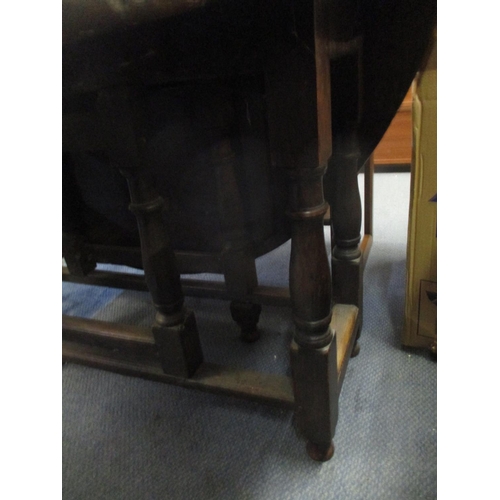 137 - A Georgian oak gate leg D-end dining table on turned legs 74 x 133.5 x 35cm (when unextended), 149cm... 