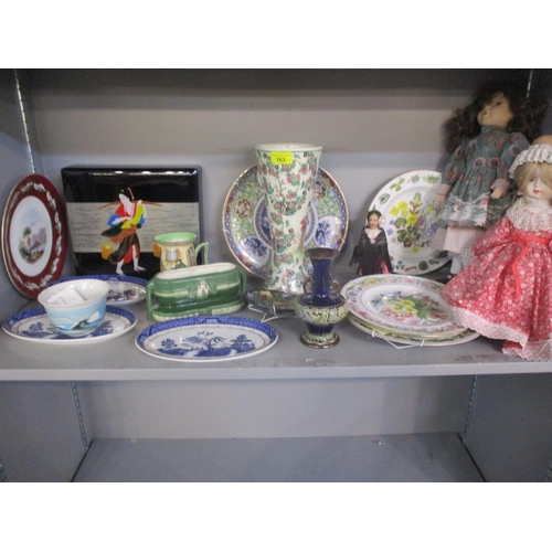 163 - A late 20th century Japanese lacquered box, three collectors' dolls, collectors plates, a Doulton va... 