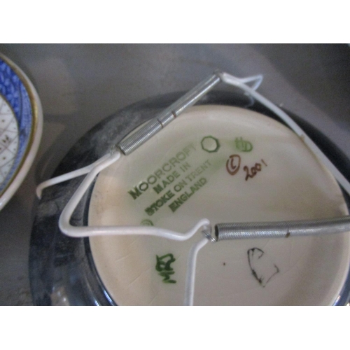 163 - A late 20th century Japanese lacquered box, three collectors' dolls, collectors plates, a Doulton va... 