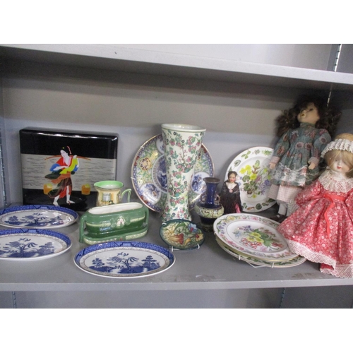 163 - A late 20th century Japanese lacquered box, three collectors' dolls, collectors plates, a Doulton va... 