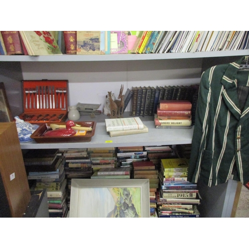 320 - A mixed lot to include a cased Oneida cutlery set, mixed Reader's Digest books, and other items