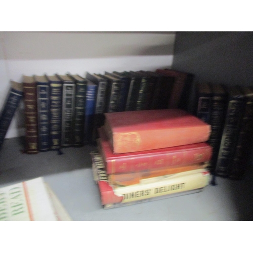 320 - A mixed lot to include a cased Oneida cutlery set, mixed Reader's Digest books, and other items