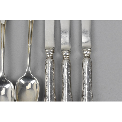 16 - A collection of miscellaneous silver flatware to include a set of eleven Onslow pattern silver teasp... 