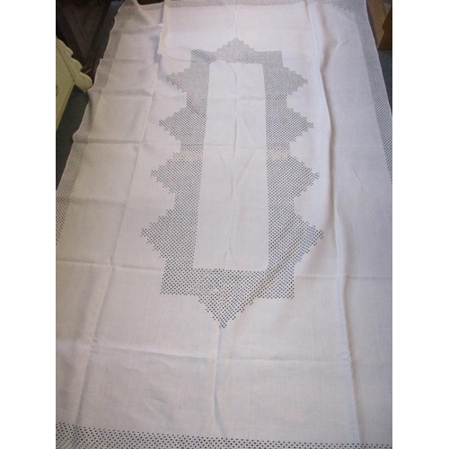 110 - A small quantity of tablecloths and napkins to include early 20th century tablecloths with crochet l... 