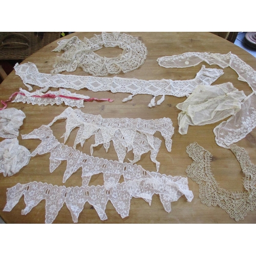 204 - A good collection of 19th and 20th century handsewn, bobbin turned and machine made lace clothing ac... 