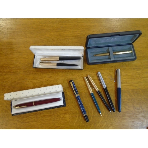 198 - A small group of Parker fountain pens and ballpoints and pencils to include a boxed Parker Junior Du... 