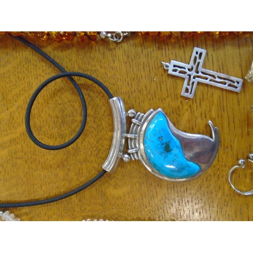 199 - A selection of Mexican silver and other jewellery to include a silver and black glass beaded necklac... 