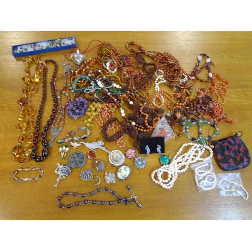 200 - A quantity of mixed costume jewellery to include brooches, beaded necklaces including pearl and faux... 