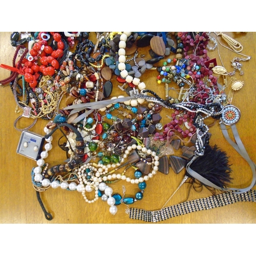 201 - A large selection of fashion costume jewellery to include beaded necklaces, brooches and other items... 