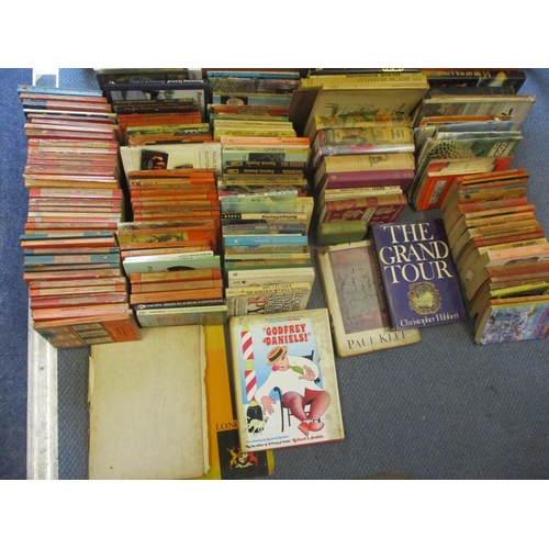 212 - Mid to late 20th century books to include 1950's Penguin Classics and 1960's Pan books together with... 