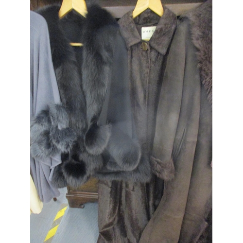 288 - A quantity of ladies outdoor overgarments comprising modern capes with faux fur trim, a brown sheeps... 