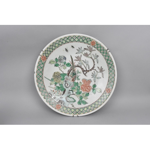 40 - A Chinese late Qing dynasty famille verte charger, decorated with green, yellow and iron enamels dep... 