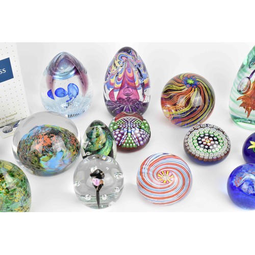 23 - A collection of glass paperweights to include examples by John Deacon, Peter Mcdougall, Perthshire, ... 