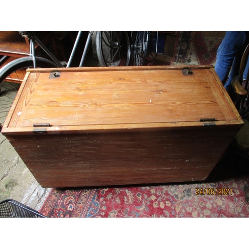 365 - A Victorian pine chest with hinged top 49 x 117 x 66.5cm
Location: G